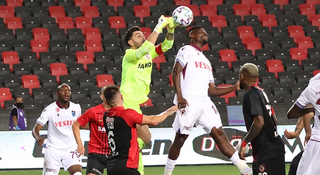 Trabzonspor son dakikada yıkıldı