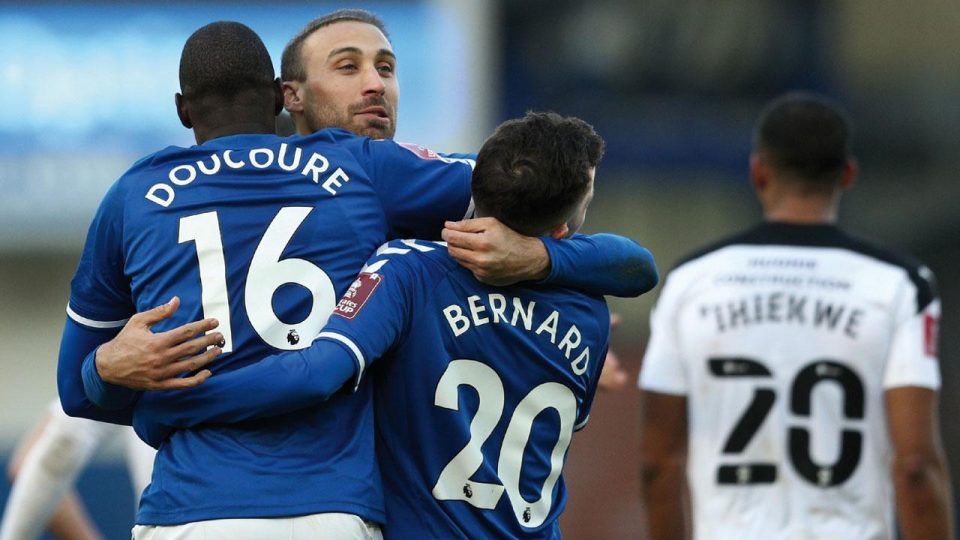 Cenk Tosun gol attı Everton turladı