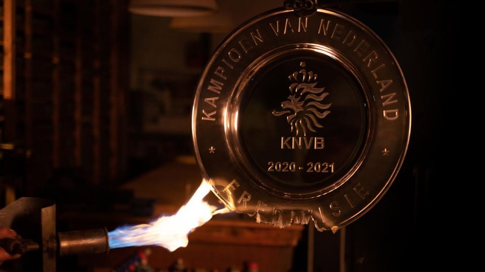 Ajax şampiyonluk kupasını eritip taraftarına gönderdi