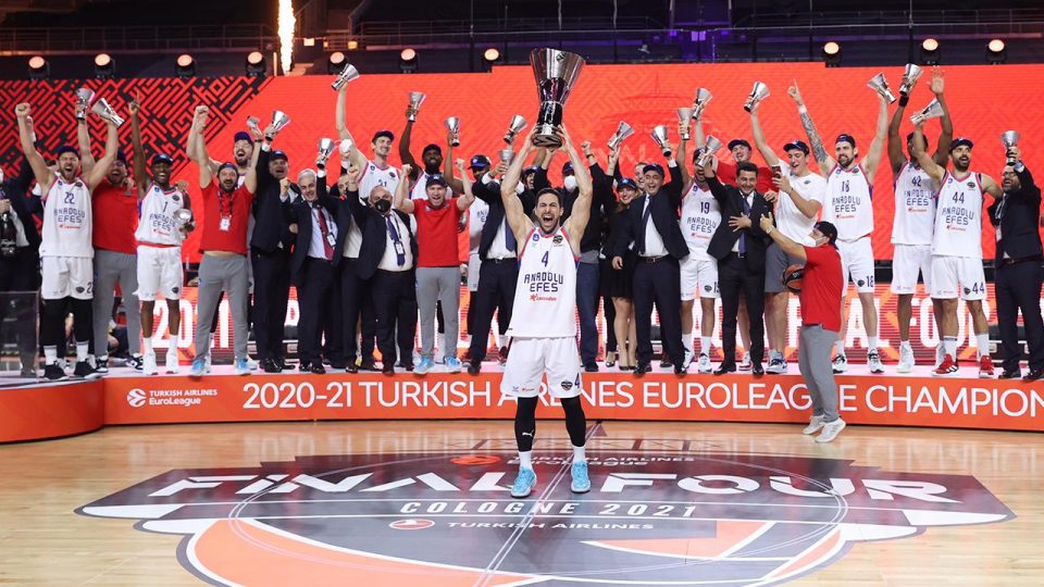 Anadolu Efes Avrupa’nın zirvesine çıktı