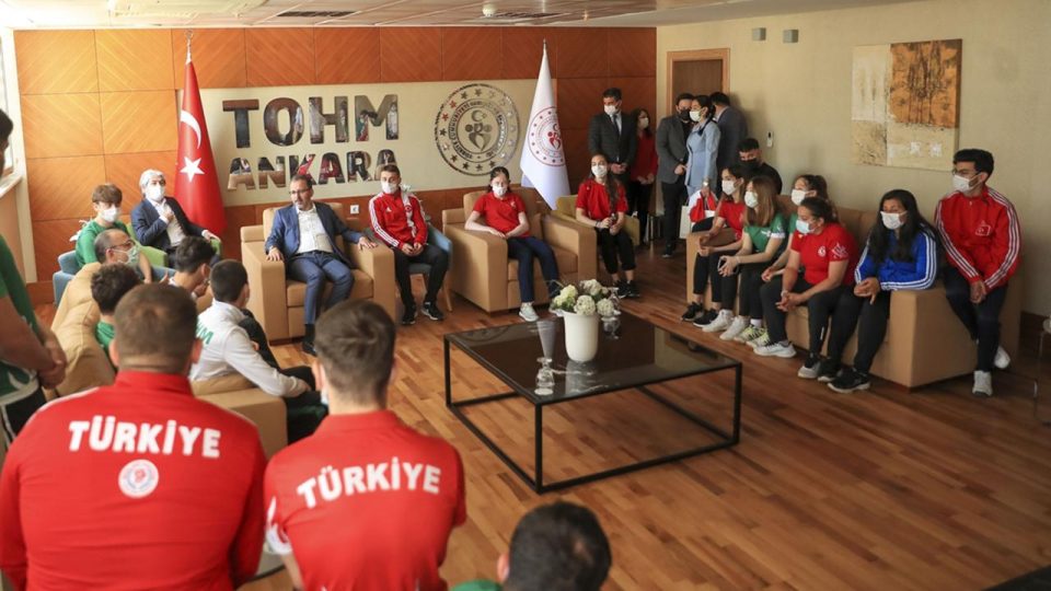 Bakan Kasapoğlu olimpik ve paralimpik sporcularla buluştu