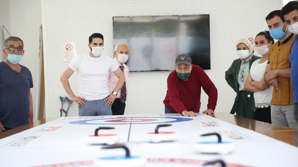 Darülaceze sakinleri curling müsabakalarında gençlerle yarıştı