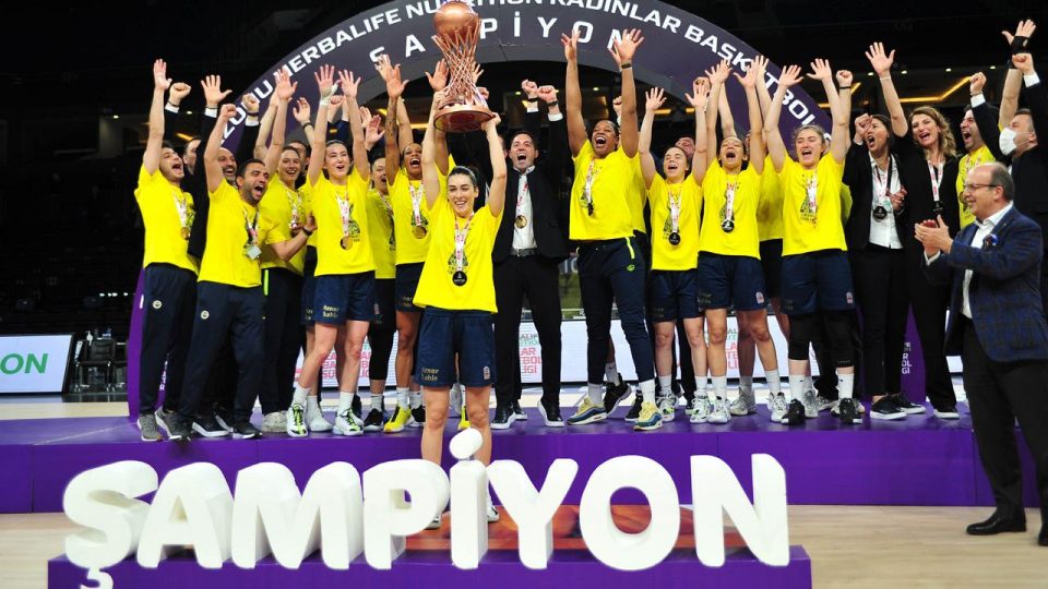 Fenerbahçe Öznur Kablo 15. şampiyonluğuna ulaştı