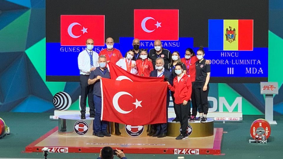 Milli halterci Cansu Bektaş, Gençler Dünya Şampiyonu oldu