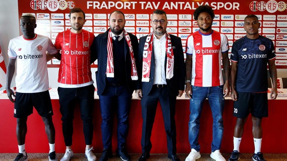 Antalyaspor 4 yeni transfer için imza töreni düzenledi